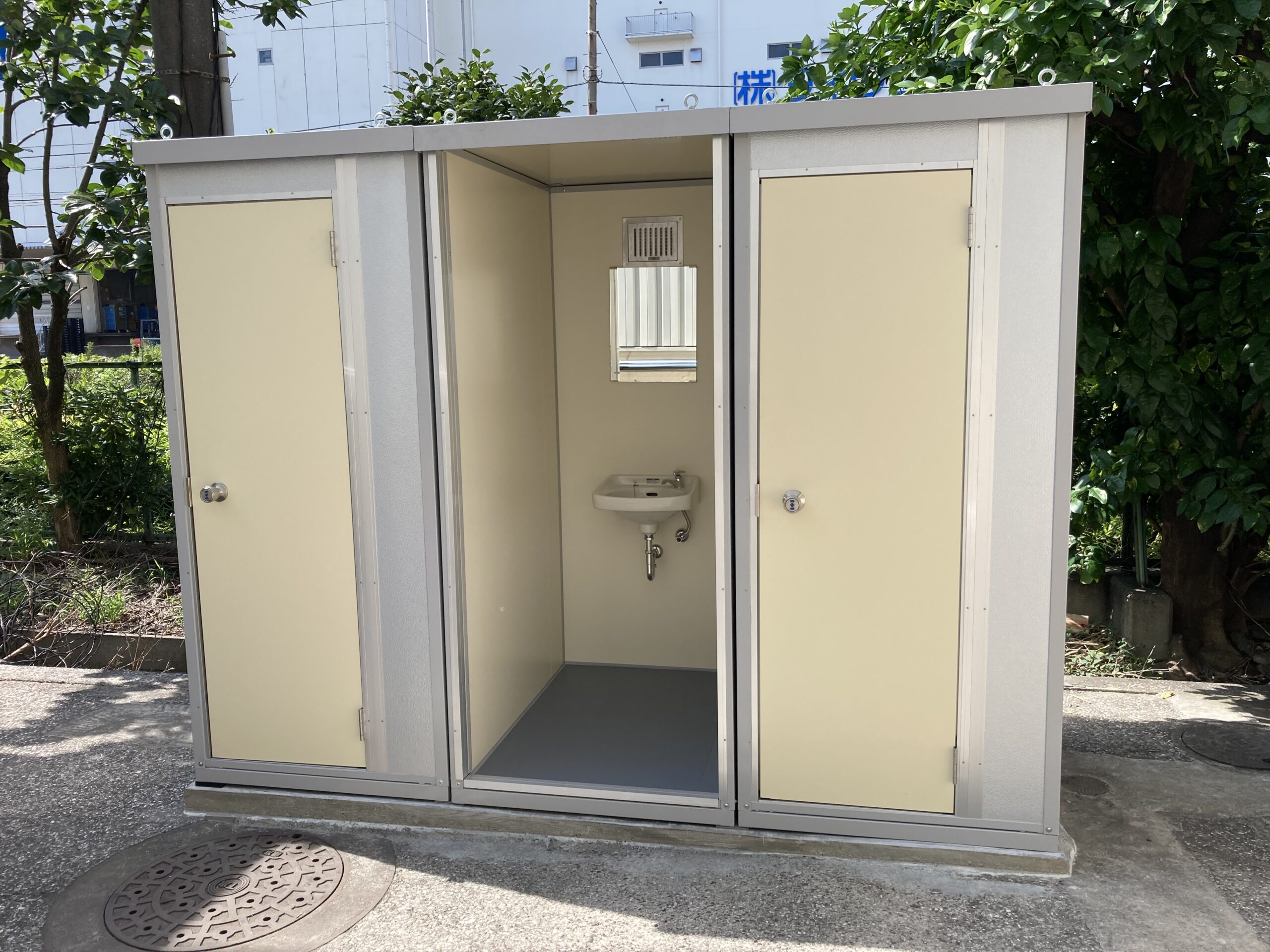 神奈川県川崎市　仮設トイレ(屋外トイレ)　会社トイレ