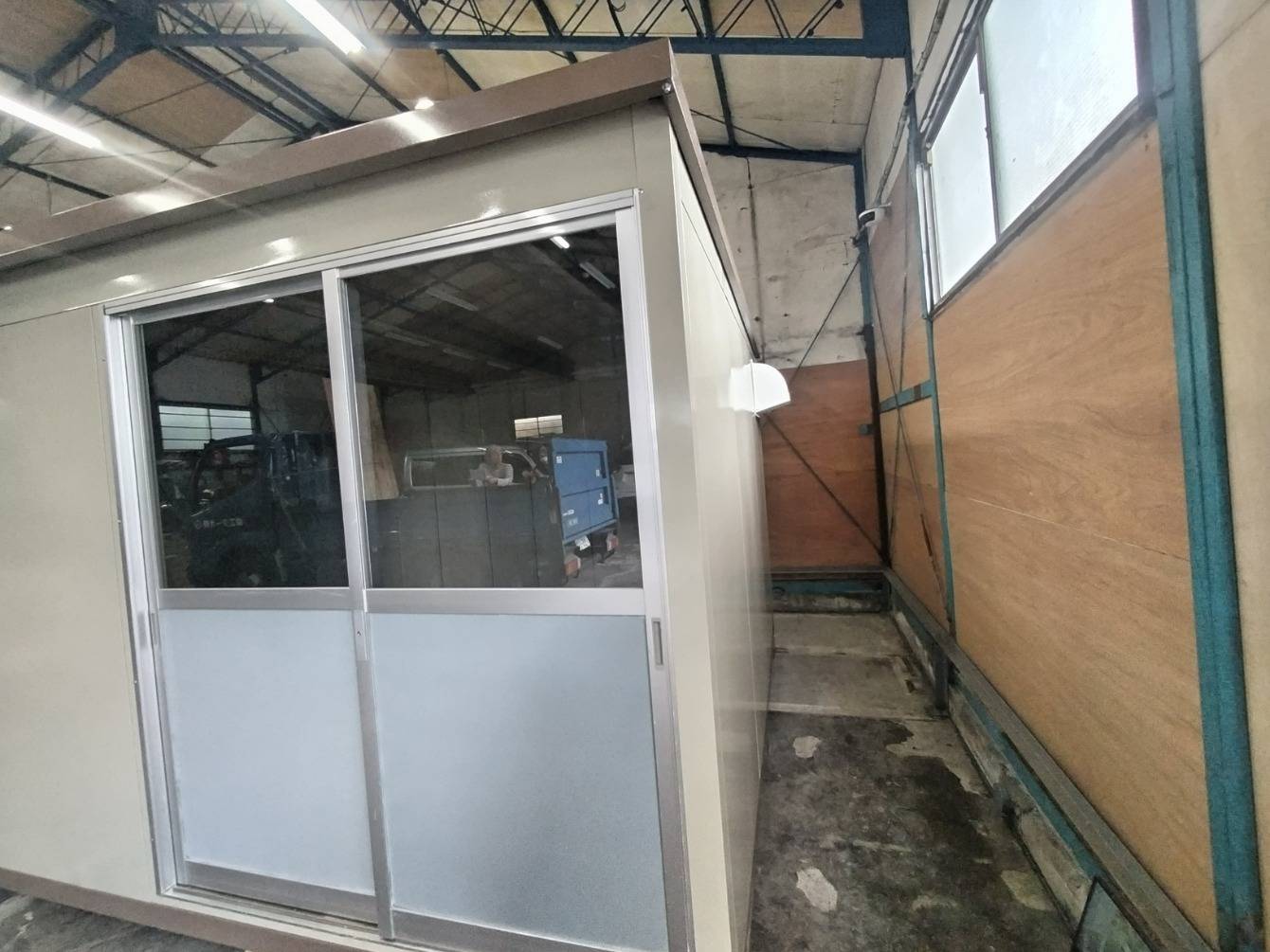 神奈川県横浜市鶴見区　パネルハウス(プレハブ)　会社倉庫