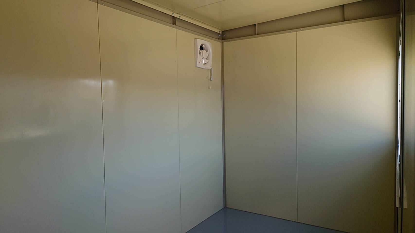 神奈川県横浜市　パネルハウス(プレハブ)　会社休憩室